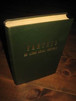 SPYDEVOLD, OLAV: VARTEIG. En liten bygds historie fra gammal til til våre dager. 1956. Pen skinninnbunda bok i mørk grønn farge.
