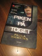 HAWKINS, PAULA: PIKEN PÅ TOGET. 2015