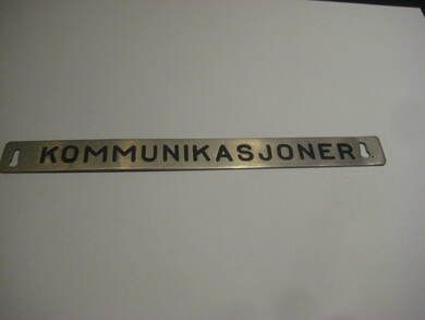 Pent skilt fra 50 tallet, brukt i bibliotek, noe for deg? KOMMUNIKASJONER.