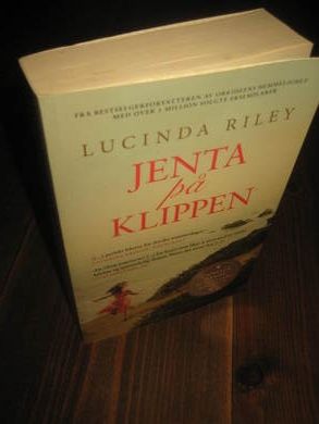 RILEY, LUCINDA: JENTA PÅ KLIPPEN. 2013