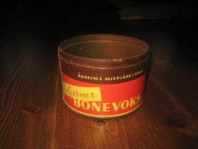 Blikkboks fra Aasheim & Midtgaard Bergen 3 stjerners BONEVOKS Ca 13 cm i diameter 8 cm høg uten lokk 40 tallet