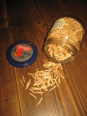 Glass med skomakerspiker brukt i skomakeri i gamle dager 30-40 tallet