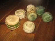 Lott med gammel skomakertråd i spoler b a BOKKENS SKOGARN selges under ett 40-50 tallet