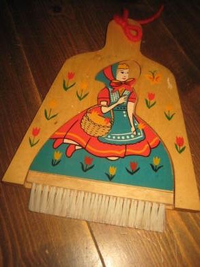 Feiebrett som hang på vegg, pent til pynt, når dette ikkje er i bruk.  Ca 25 cm høgt, 60 tallet