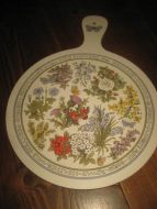 Pynte skjærefjøl fra 60 tallet. Dekorasjon: Wild flowers from Scotland, ca 33 cm høg, pen på veggen, når den ikkje er i bruk.