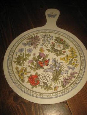 Pynte skjærefjøl fra 60 tallet Dekorasjon: Wild flowers from Scotland ca 33 cm høg pen på veggen når den ikkje er i bruk