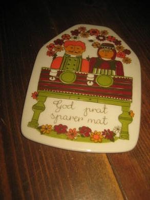 Turid Design FOLKLORE porselensplatte fra Figgjo 60 tallet ca 16 cm h&oslash;g