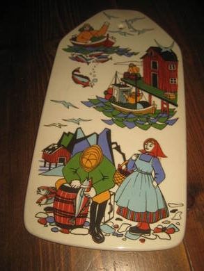 Stor og dekorativ pynteplatte i porselen fra Figgjo ca 32 cm h&oslash;g 60 tallet Ca 1 kg tung En godbit for den rette samler uten krakelering