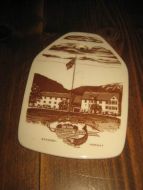 Reklame pynteplatte fra STORFJORD TURISTHOTEL STRANDA 60 tallet Porselensplatte fra Figgjo uten krakkelering Ca 16 cm h&oslash;g