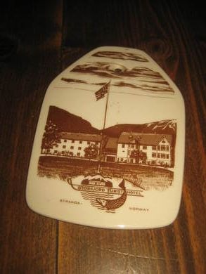 Reklame pynteplatte fra STORFJORD TURISTHOTEL STRANDA 60 tallet Porselensplatte fra Figgjo uten krakkelering Ca 16 cm h&oslash;g