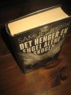 BJØRK, SAMUEL: DET HENGER EN ENGEL ALENE I SKOGEN. 2013