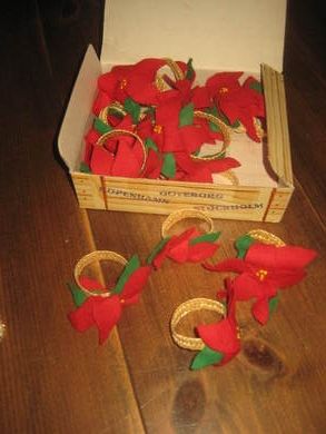 Eske med serviettringer selges under ett