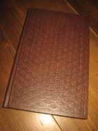 GREENE, GRAHAM: DEN DYPESTE GRUNN. 1983
