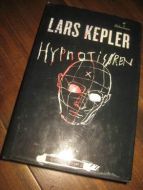 KEPLER, LARS: HYPNOTISØREN. 2010
