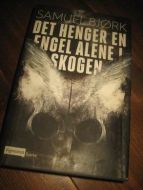 BJØRK, SAMUEL: DET HENGER EN ENGEL ALENE I SKOGEN. 2013