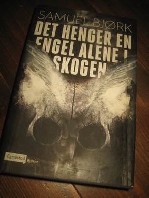 BJØRK, SAMUEL: DET HENGER EN ENGEL ALENE I SKOGEN. 2013