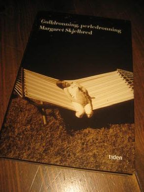 SKJELBRED, MARGARET: GULLDRONNING, PERLEDRONNING. 2004
