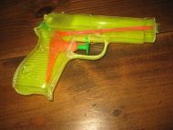 Vannpistol fra eldre dager, noe for din samling? 80 tallet.