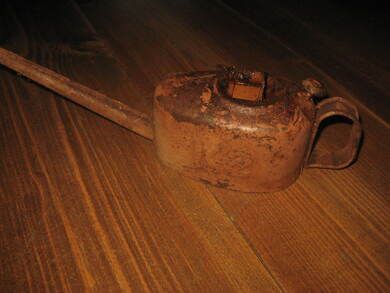 Gammel oljekanne merka K2 Ca 35 cm lang