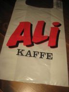Str&oslash;kent og ubrukt plastnett med reklame for ALI KAFFE 70-80 tallet