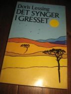 LESSING, DORIS:; DET SYNGER I GRESSET. 1975.