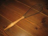 Gammel visk med trehandtak, 40 tallet, ca 31 cm lang.
