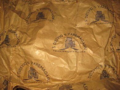 Innpakningspapir fra S DØSVIG A/S VAREMAGASIN FOLKETEATERPASSASJEN BERGEN 40-50 tallet kanskje tidlegere også