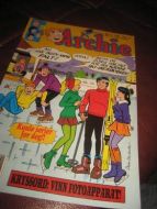 1990,nr 003, ARCHIE. Helsides bilde av PATRICK SWAYZE på baksida.