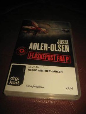 ADLER OLSEN, JUSSI: FLASKEPOST FRA E. Lest av Helge Winter Larsen, ca 17.5 timer. KRIM