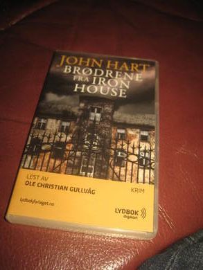 HART JOHN: BRØDRENE FRA IRON HOUSE Lest av Ole Christian Gullvåg ca 13 timer KRIM