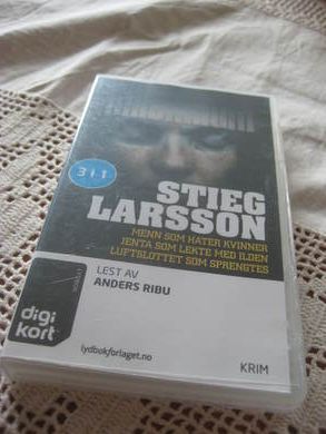 LARSSON STIG: MENN SOM HATER KVINNER - JENTA SOM LEKTE MED ILDEN - LUFTSLOTTET SOM SPRENDES Lest av Anders Bru Ca 64 timer KRIM