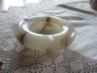 Askebeger i onyx, ca 12 cm i diameter, pent, helt.