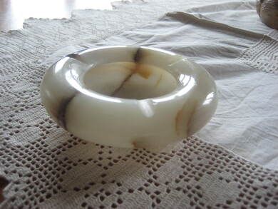 Askebeger i onyx, ca 12 cm i diameter, pent, helt.
