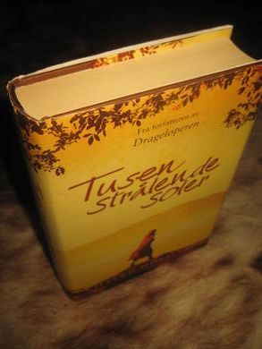 HOSSEINI: TUSEN STRÅLENDE SOLER 2007