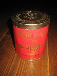 Uåpna tobakksboks med innhold, TIEDEMANNS RØD MIXTURE 2, 60 tallet