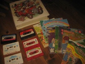 DISNEYLAND, mappe med kassetter og bøker, selges under ett, 1982.