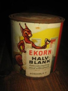 Uåpna boks med innhold, EKORN BLANK Emaljelakk, 1/2 liter, Bondeblå II, 60 tallet. Rød.