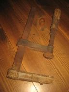 Gammel tvinnge med trehandtak ca 29 cm høg 50-60 tallet