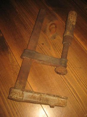 Gammel tvinnge med trehandtak ca 29 cm høg 50-60 tallet