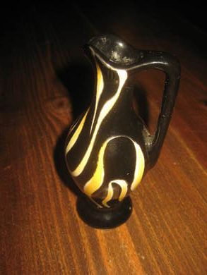 Liten, strøken kanne med hank, made in Western Germany, 60 tallet. Ca 12 cm høg, meget pen.