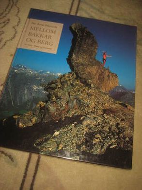 WESTAVIK PER ARNE: MELLOM BAKKAR OG BERG Ei reise i Møre og Romsdal 1995