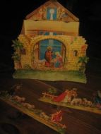 Julekrybbe i papp utbretta ca 37 cm brei med litt tilbehør 50 tallet
