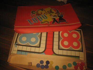 LUDO fra Ebreh B Oppi 60 tallet mangler 2 gule runde brikker