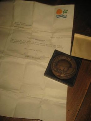 Medalje VINLAND REVISITED med tilhørende brev inderteikna av Ragnar Thorseth 1991