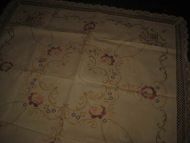 Pen brodert duk ca 95*95 cm stor