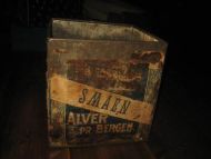 Boks SMAAEN MARIE KJEKS fra ALVER PR BERGEN Ca 23*23*24 cm stor