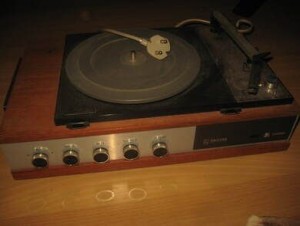 PHILLIPS AUTOMATIC STERIO platespiller fra 60 tallet Teak kasse skade på spillearm reperasjonsobjekt
