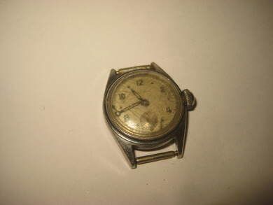 Eldre dameur alder ukjent uten reim