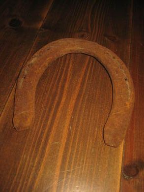 Meget gammel hestesko 15 cm brei nede truleg langt nede på 1800 tallet Ca 0 9 kg
