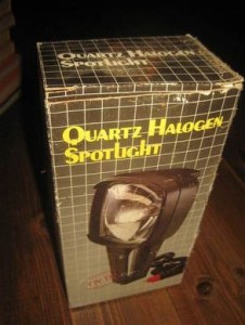 Eske med ubrukt innhold QUARTZ HALOGEN SPOTLIGHT For bil kobles i sigarett tenner 80 tallet